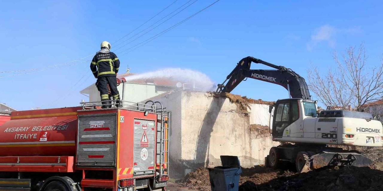 Aksaray Belediyesi metruk binaları yıkıyor