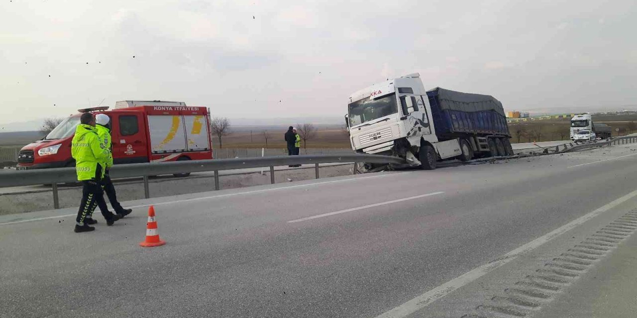 Kontrolden çıkan tır refüje çarptı: 1 yaralı