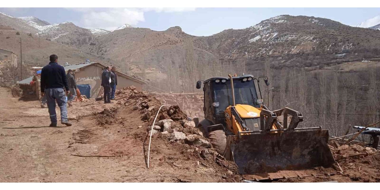 Halkapınar’da ahır çöktü 1 inek telef oldu