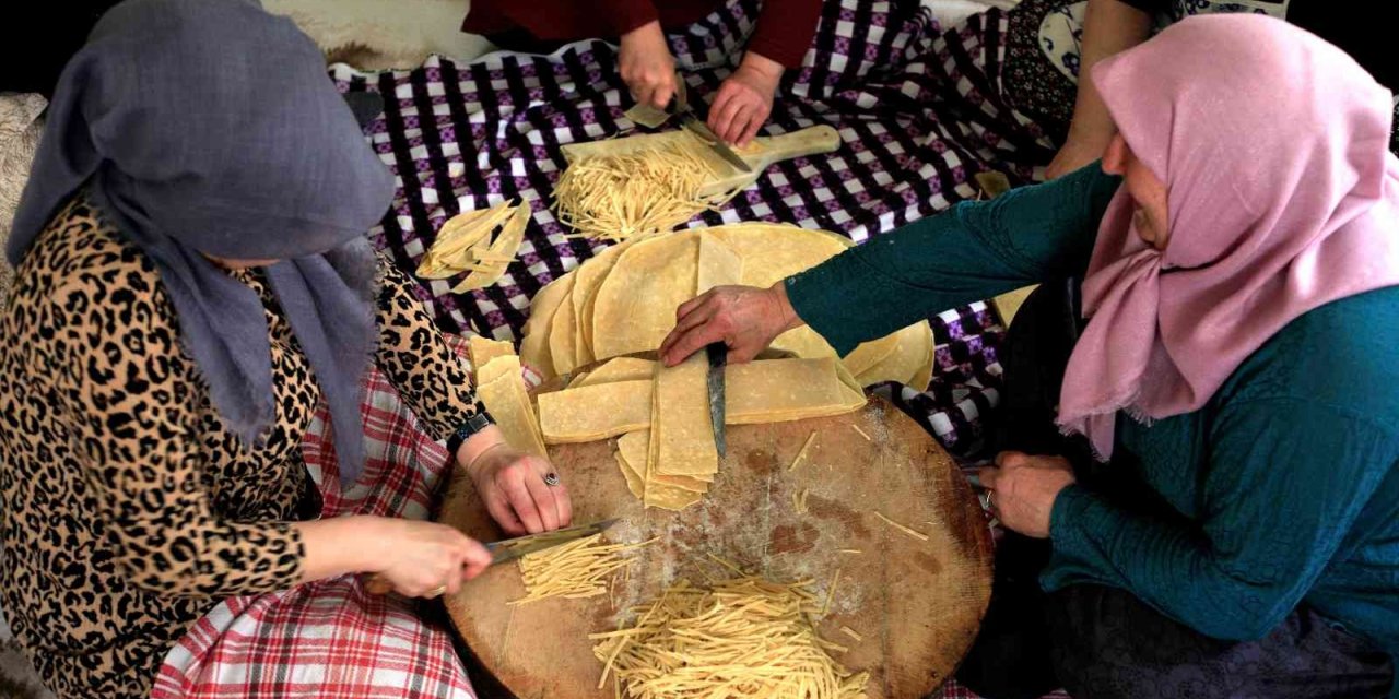 Konya’da iftar ve sahur sofralarına erişte hazırlığı