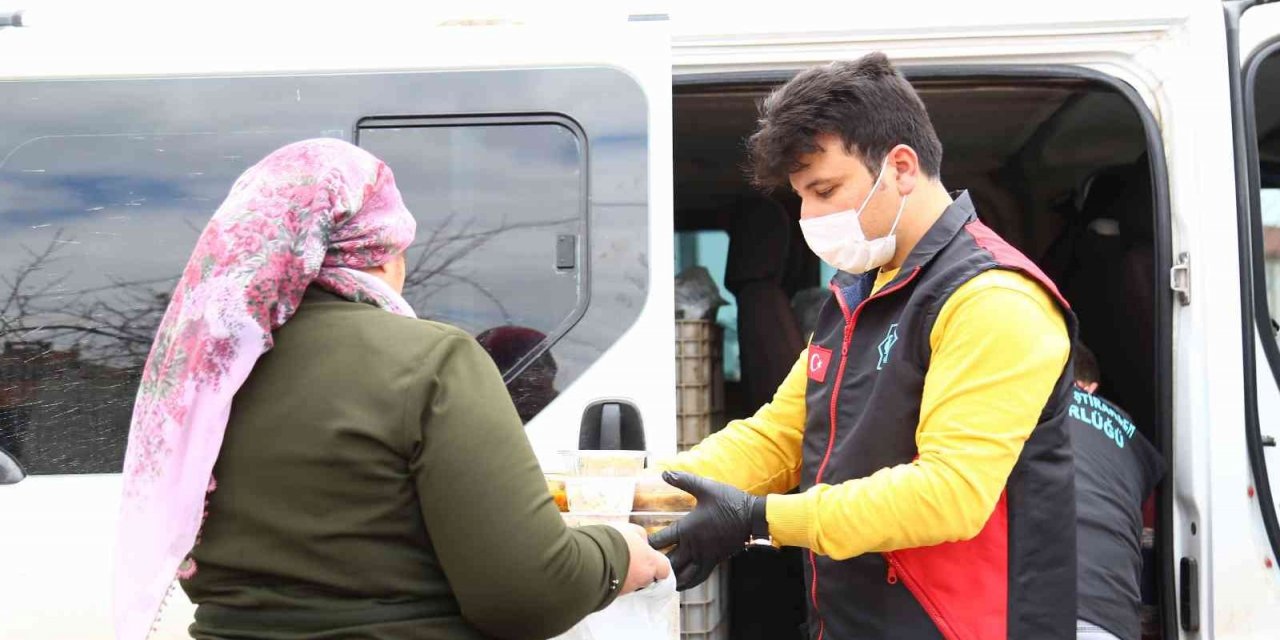 Aksaray Belediyesi her gün 2 bin ailenin sofrasına sıcak yemek taşıyor