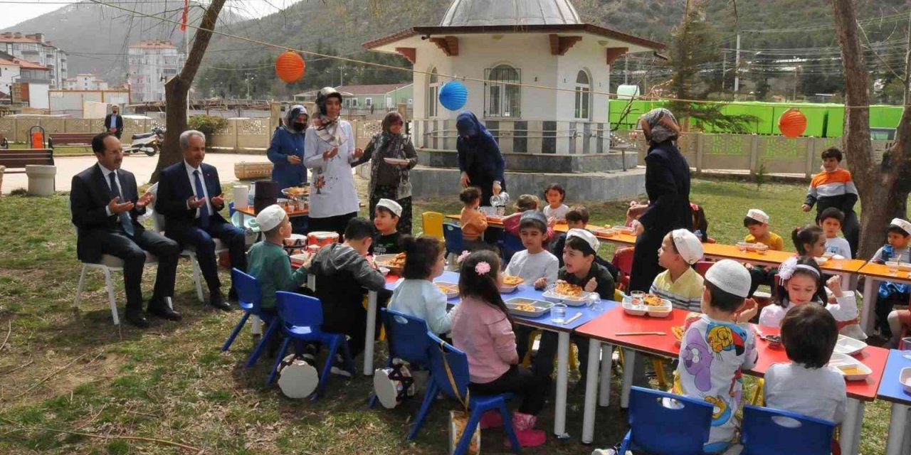 Başkan Akkaya tekne orucu tutan çocukların iftarına katıldı