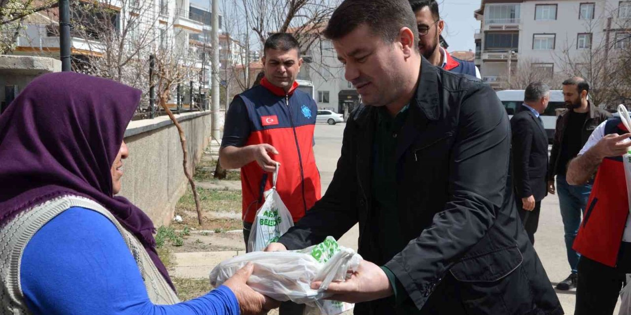 Belediye Başkanı Dinçer tahinli pideyi kendi elleriyle dağıttı