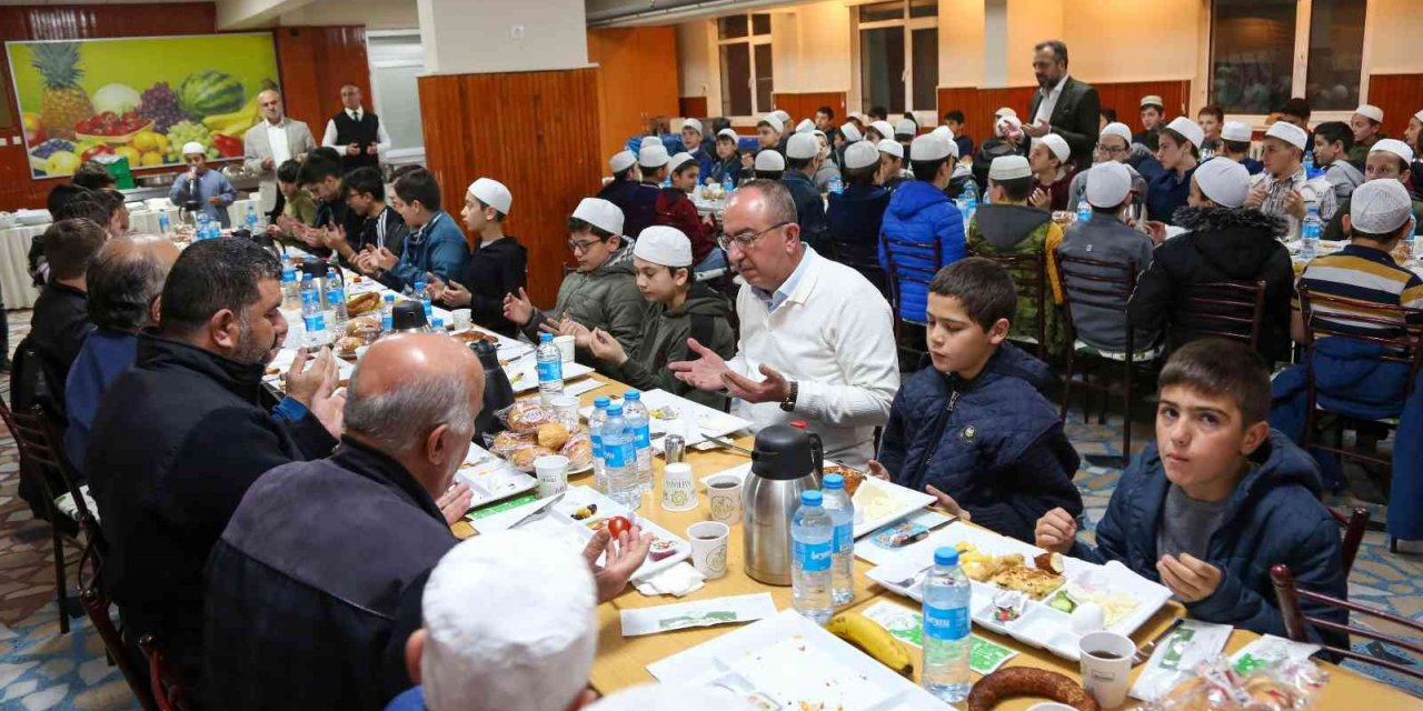 Başkan Kavuş’tan huzurevinde iftar Kur’an kursunda sahur