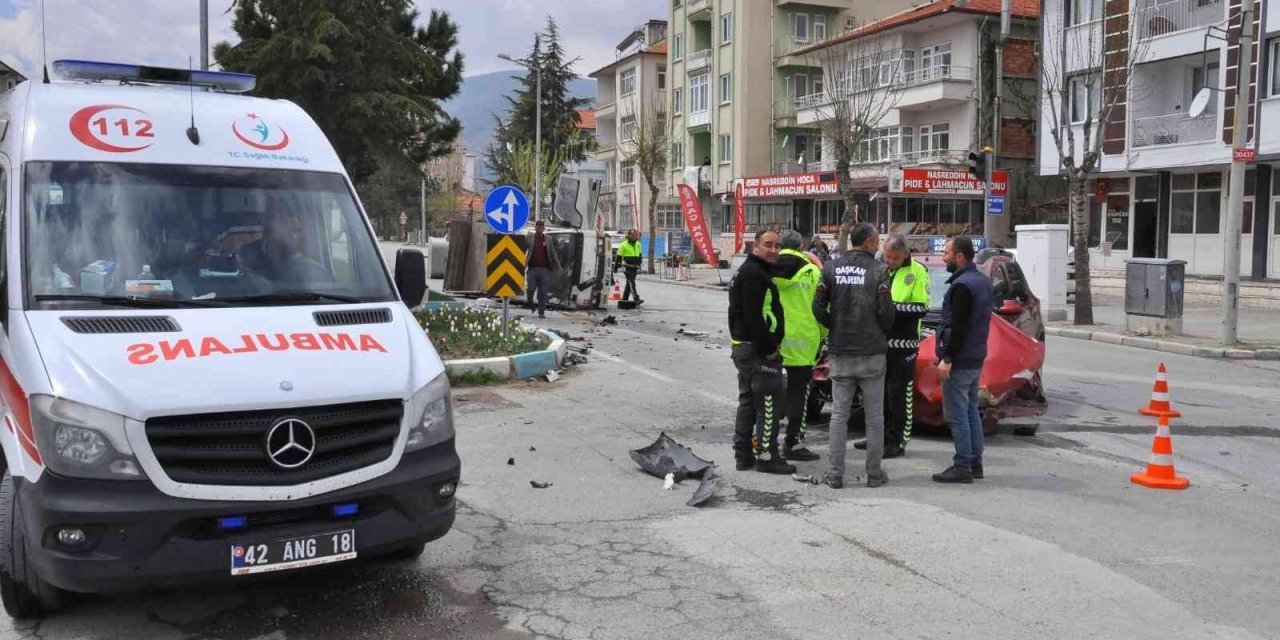 Konya’da süt kamyoneti ile otomobil çarpıştı: 2 yaralı