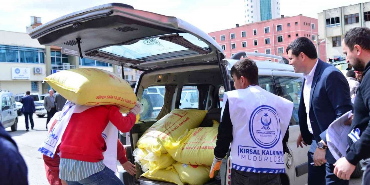 Kahramankazan Belediyesi’nden çiftçilere önce ayçiçeği tohumu şimdi de gübre desteği