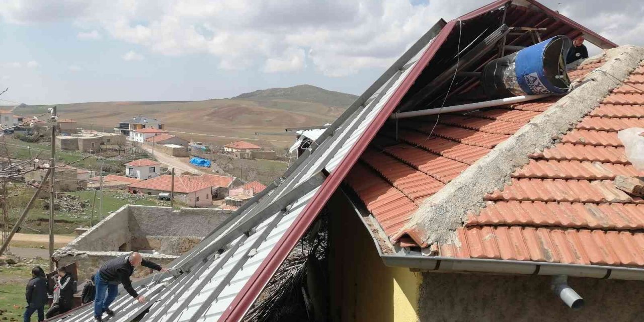 Fırtınada evin üzerine uçan ağılın çatısı AFAD tarafından kaldırıldı