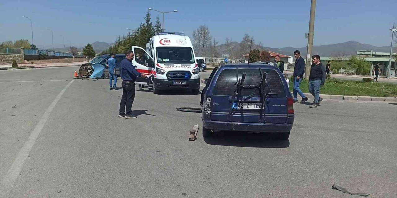 Konya’da hafif ticari araç ile otomobil çarpıştı: 1 yaralı