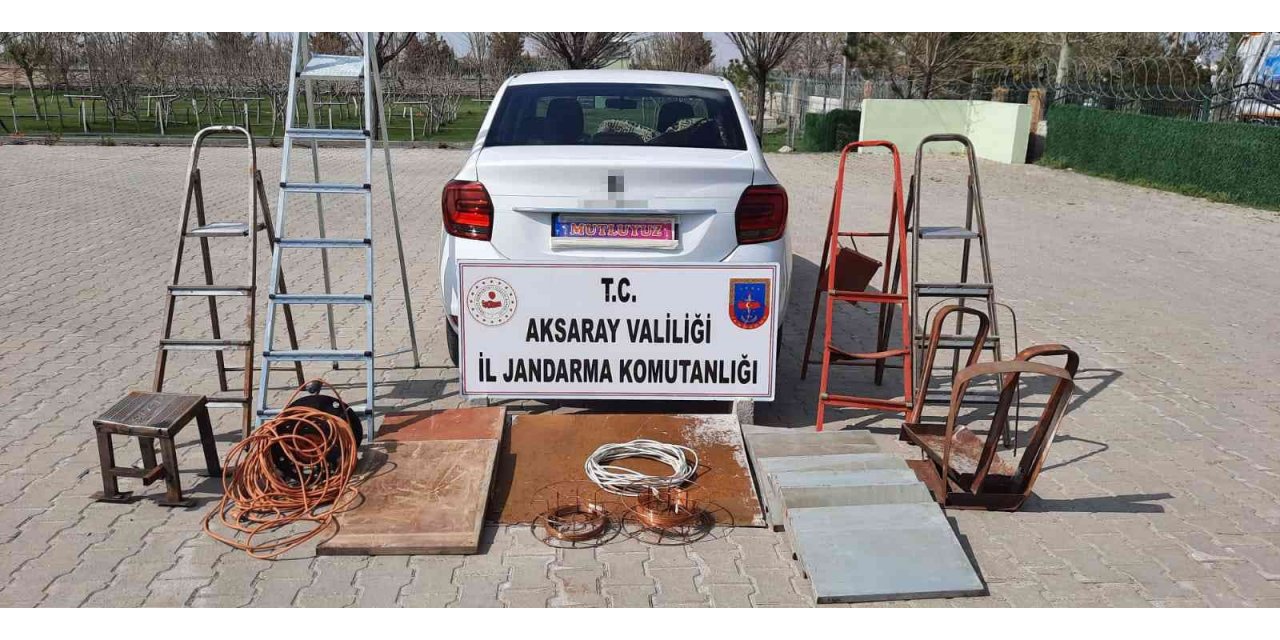 Aracının plakalarına “Evleniyoruz, Mutluyuz" yazıp hırsızlık yaparken yakalandı