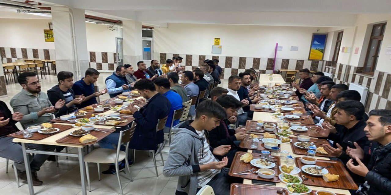 Eskil'de lise öğrencilerine iftar programı düzenlendi