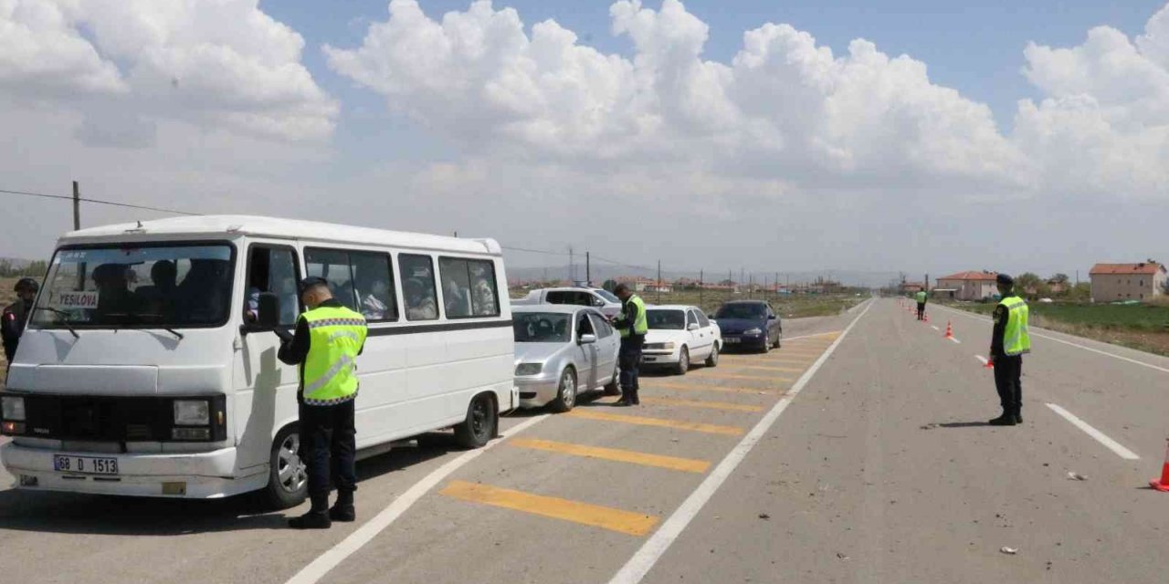 Aksaray’da jandarma bayram öncesi trafiği hem havadan hem de karadan denetliyor