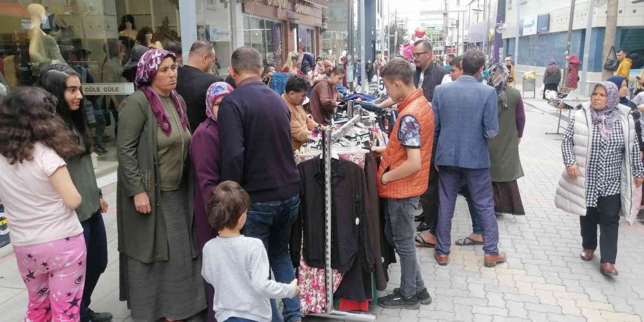 Mağazalar sokağa taştı, kasalarda uzun kuyruklar oluştu