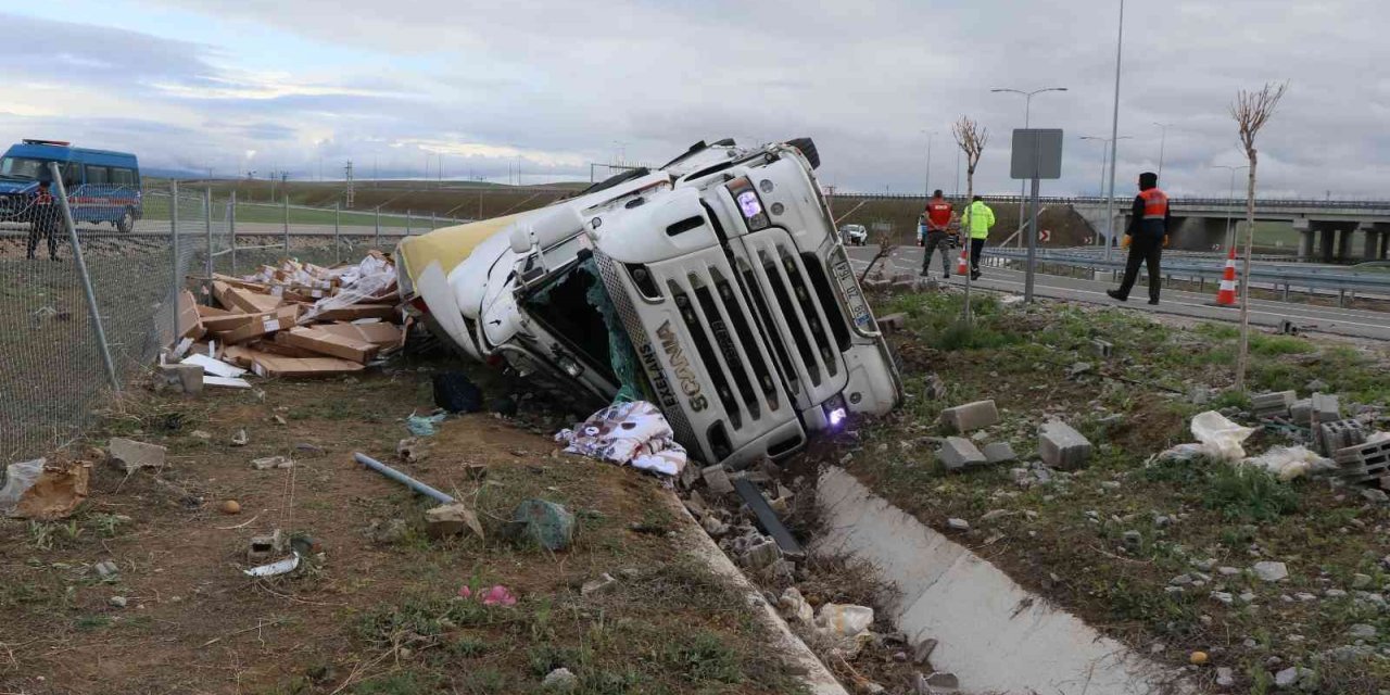 Mobilya malzemesi yüklü tır şarampole devrildi: 1 ölü