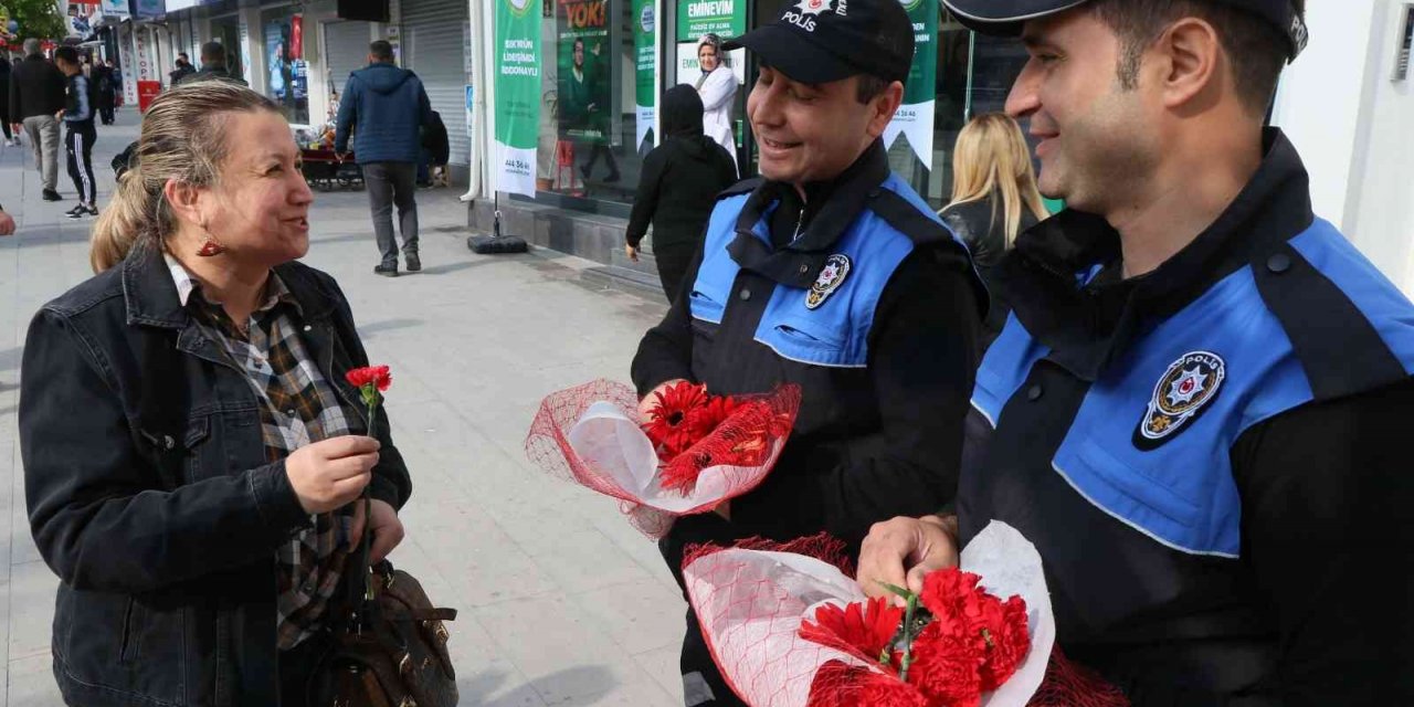 Polisler hem çiçek dağıttı hem de KADES’i hatırlattı