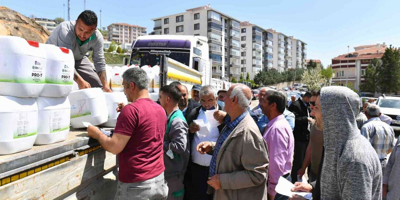 Çiftçilere sıvı gübre desteği devam ediyor