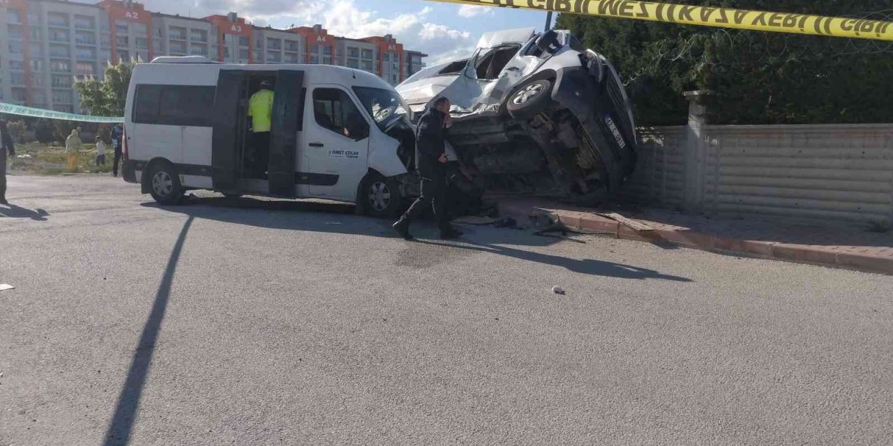 Konya’da okul servisleri çarpıştı:2’si ağır 14 yaralı