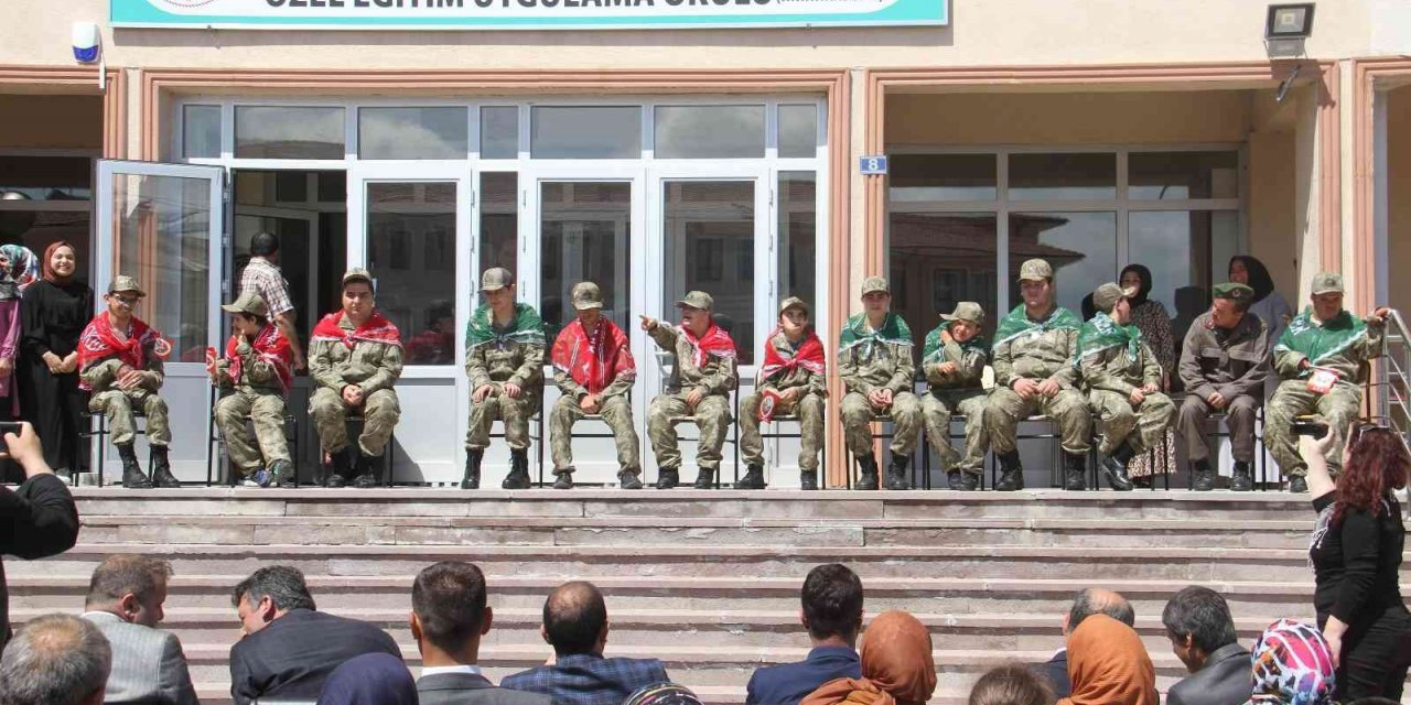 Özel öğrenci kınalı kuzuların temsili askerlik coşkusu