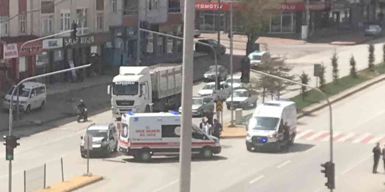 Ambulansla hafif ticari araç çarpıştı: 1 yaralı