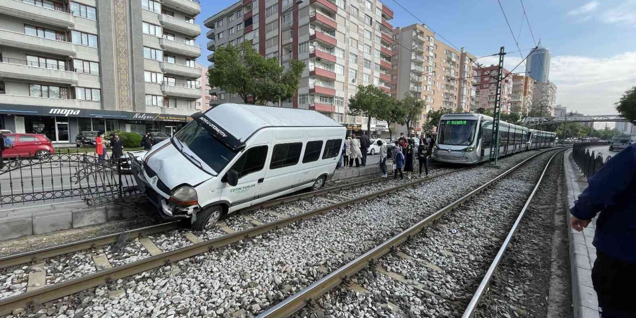 Alkollü sürücü minibüsle tramvay yoluna girdi