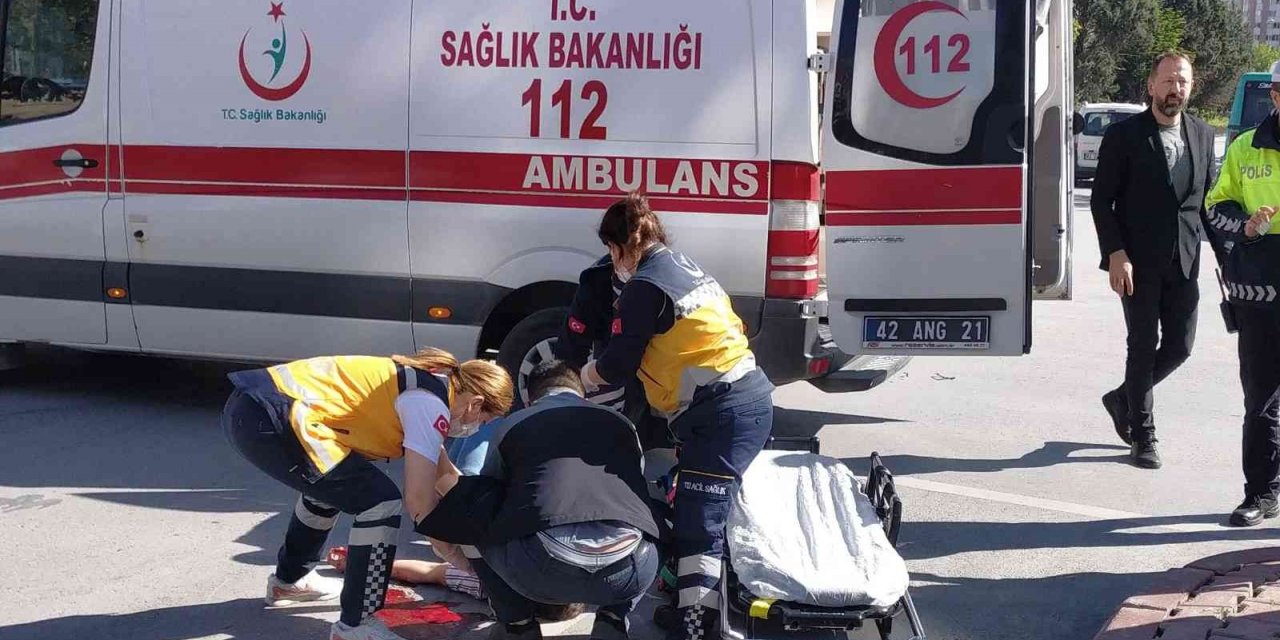 Kırmızı ışık ihlali yapan minibüs yayaya çarptı