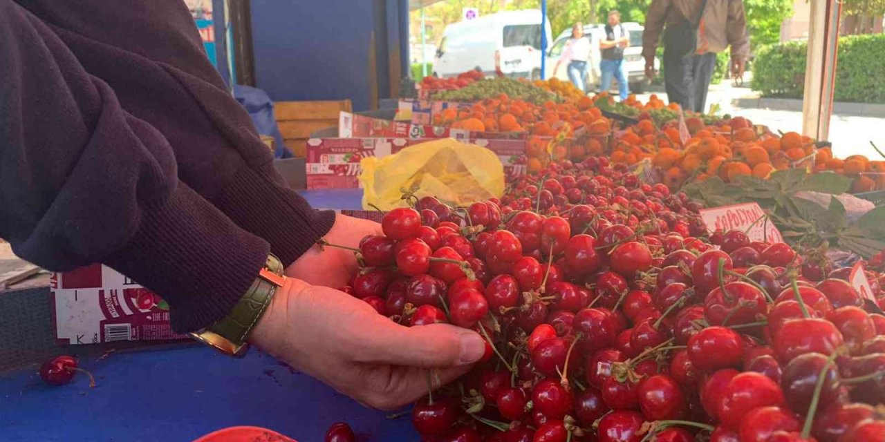 Yaz mevsiminin habercisi kiraz tezgahlarda yerini aldı