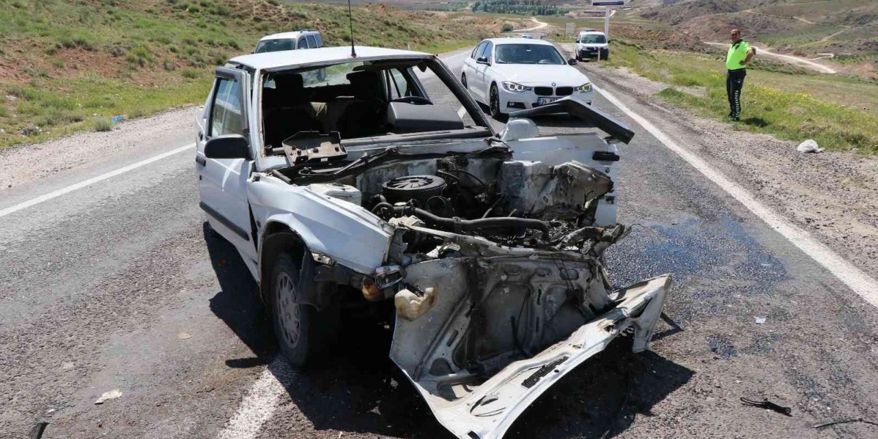 Aksaray'da otomobiller kafa kafaya çarpıştı: 2 yaralı