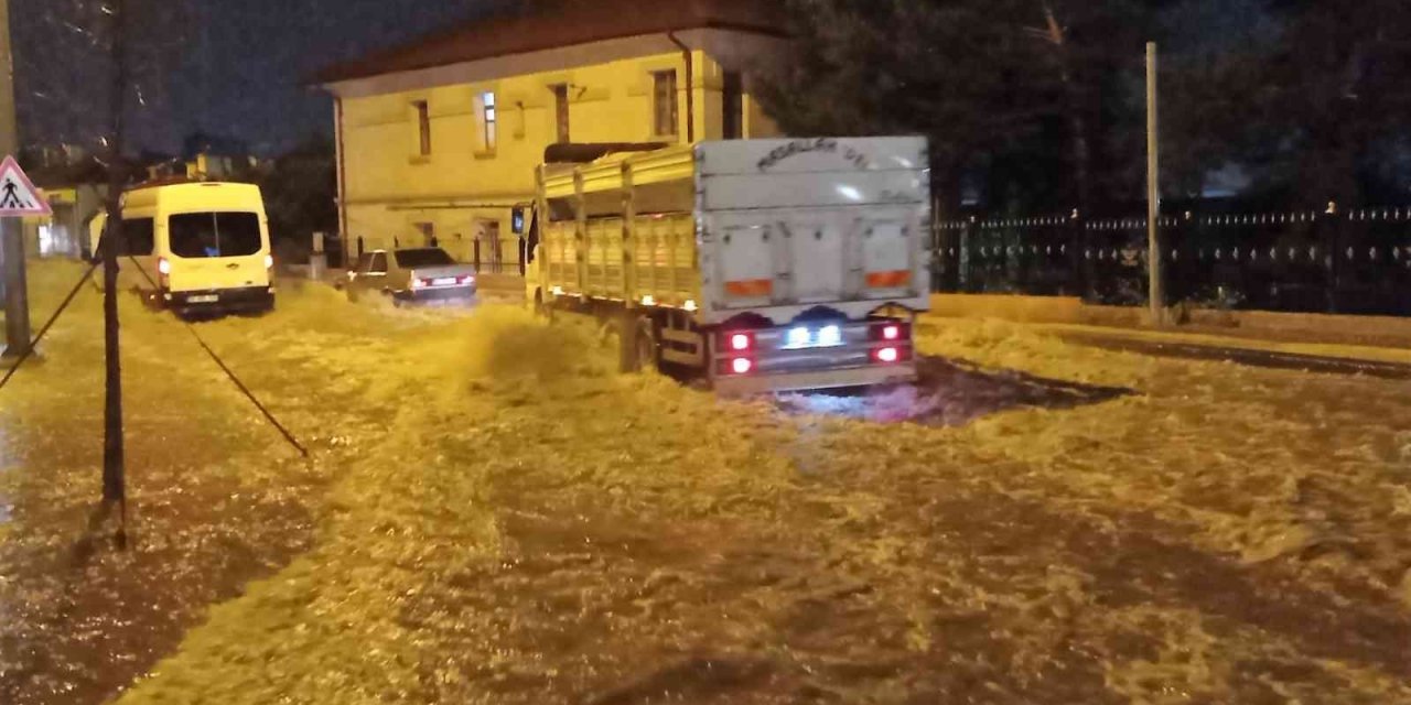 Sivas’ta sağanak yağış su baskınlarına neden oldu