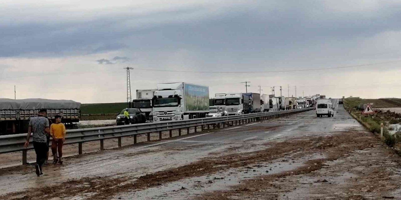 Aksaray’da sel nedeniyle Adana Yolu trafiğe kapatıldı