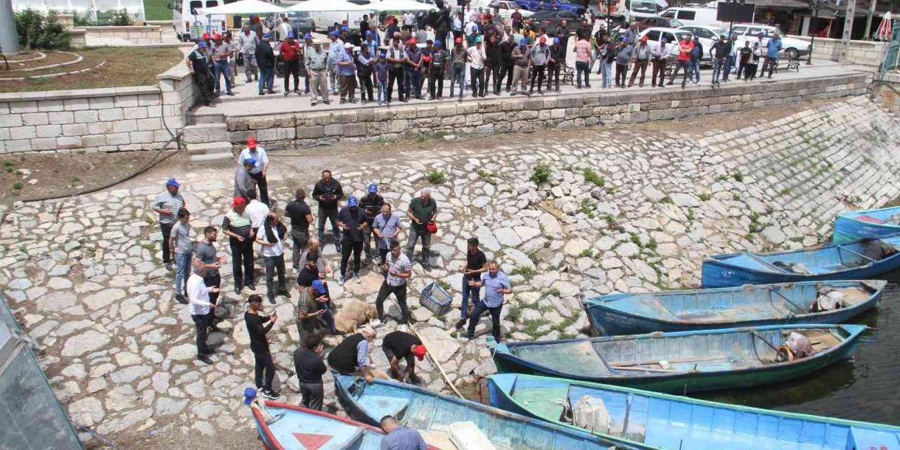 Beyşehir Gölü’nde yeni balık av sezonu dualarla açıldı