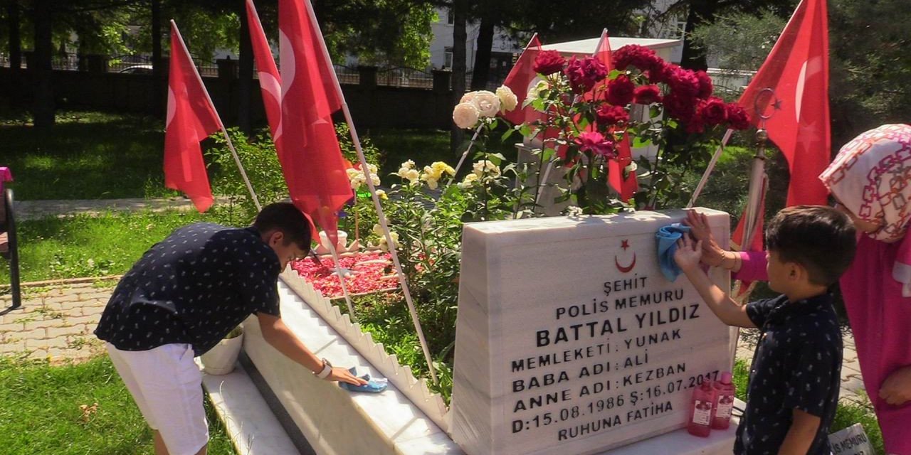 Şehit babalarının mezarını gül suyuyla temizlediler