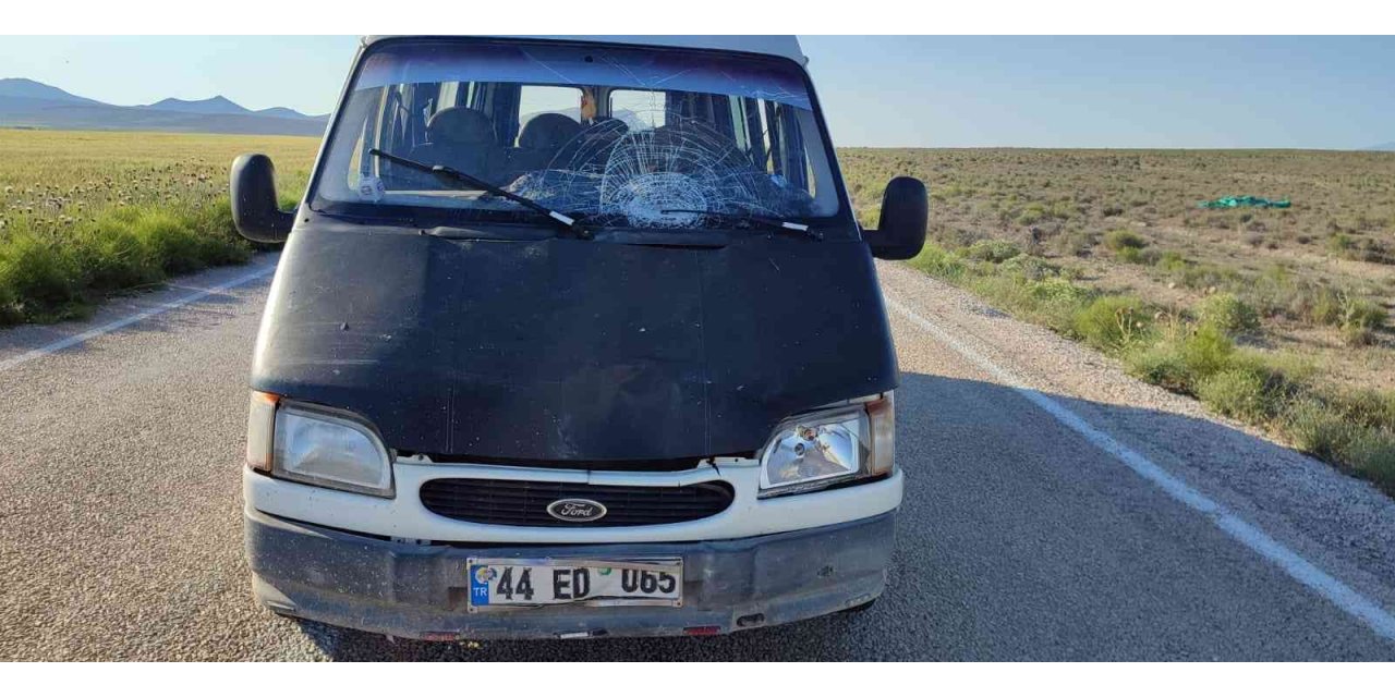 Araçtan inen çocuğa minibüs çarptı