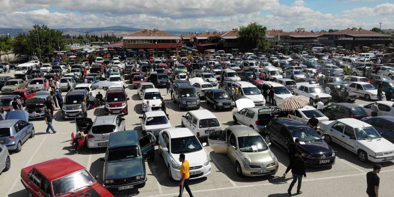 İkinci el oto pazarında bayram hareketliliği başladı