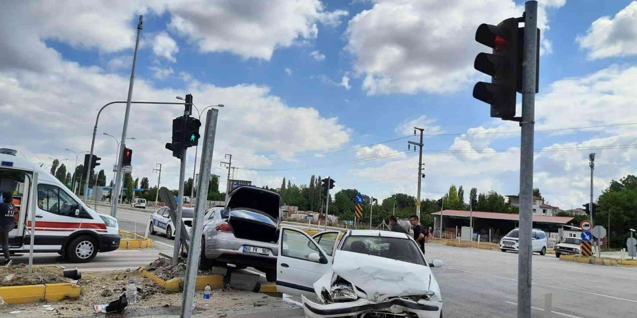 Konya’da iki otomobil çarpıştı: 3 yaralı