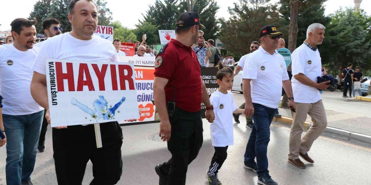 Uyuşturucuyla mücadelede farkındalık için yürüdüler