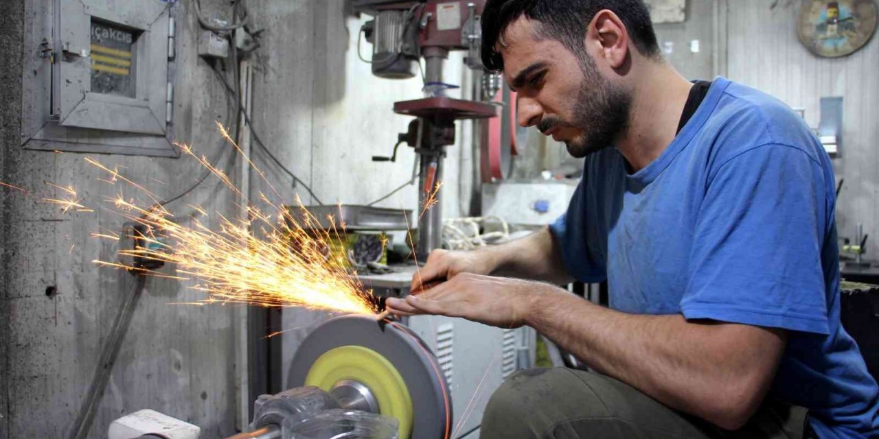 Bıçak ustaları siparişleri yetiştirebilmek için gece gündüz çalışıyor