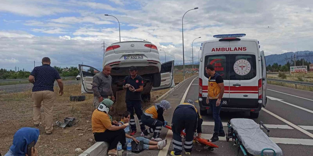 Lastiği patlayan otomobil refüjdeki aydınlatma direğine çarptı: 6 yaralı