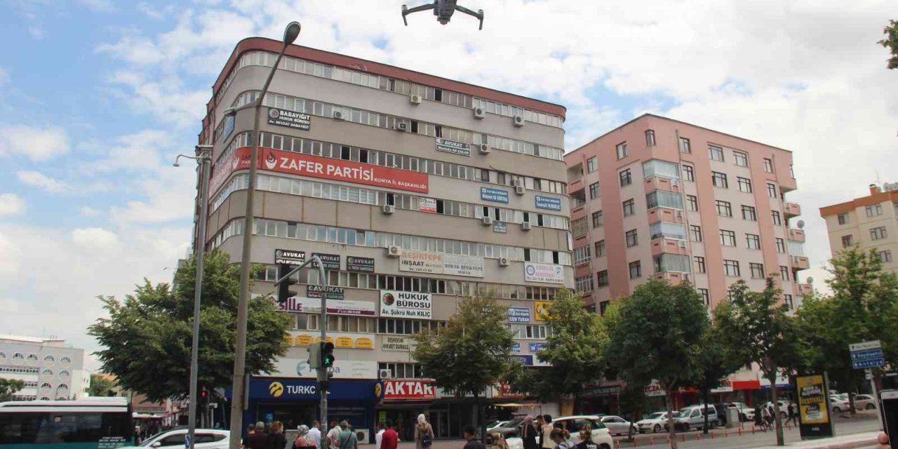 Konya’da ışık ihlali yapan yayalar havadan dron ile uyarıldı ve denetlendi