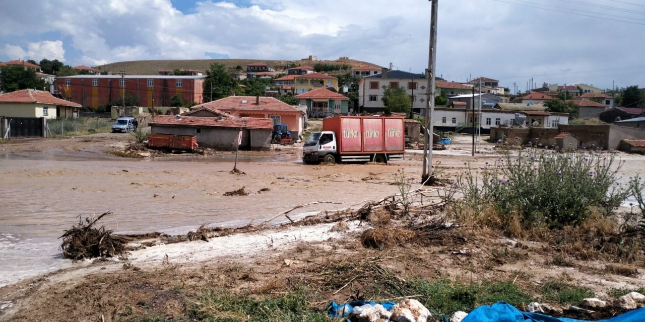 Konya’nın Yunak ilçesinde şiddetli yağış sele neden oldu