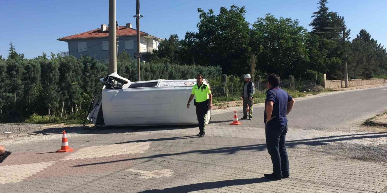 Elektrik direğine çarpan minibüs devrildi: 3 yaralı