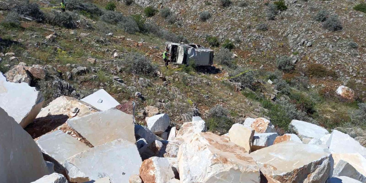 Konya'da minibüs uçuruma yuvarlandı: 2 ölü, 17 yaralı