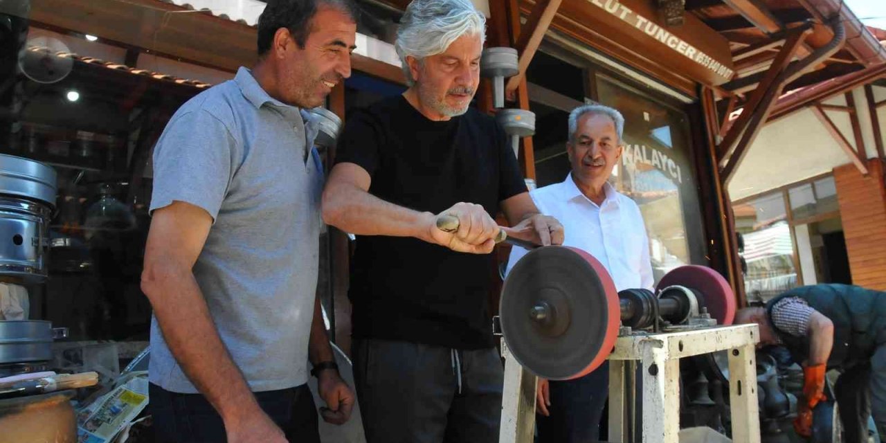 Behzat Uygur tezgah başına geçip bıçak biledi