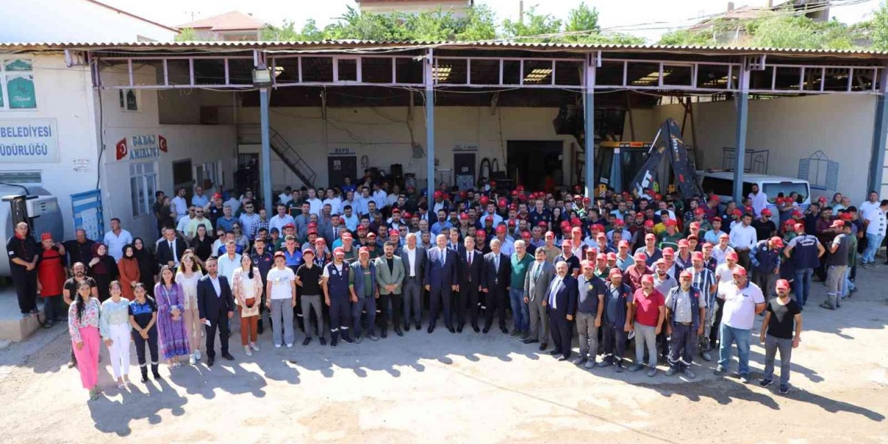 Başkan müjdeyi verdi: Belediye asgari ücretin üzerinde çalışanlarına zam yaptı