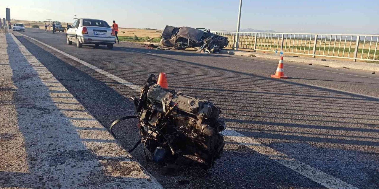 Köprü bariyerine çarpan otomobilin motoru fırladı: 2 yaralı