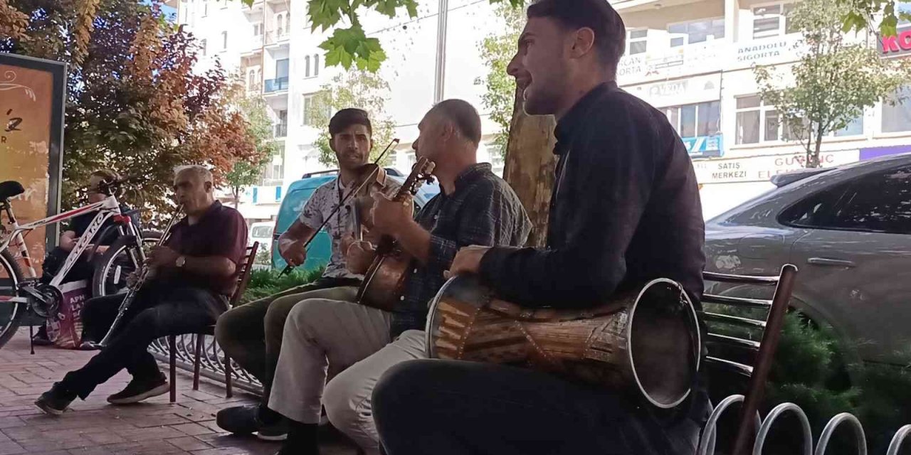 Sokak sanatçıları hem eğlendi hem eğlendirdi