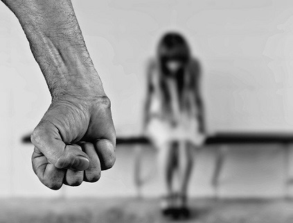 Eşiyle ilişkisi olduğu iddia edilen adamı sopayla döverek öldürdü