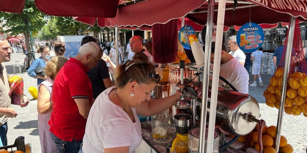 Yoğun işten dolayı ailecek sifon limonata tezgâhının başına geçtiler