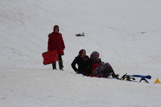 Şalvarlı Hanım Ve Yaşlılardan Kayak Takımı Kuruluyor