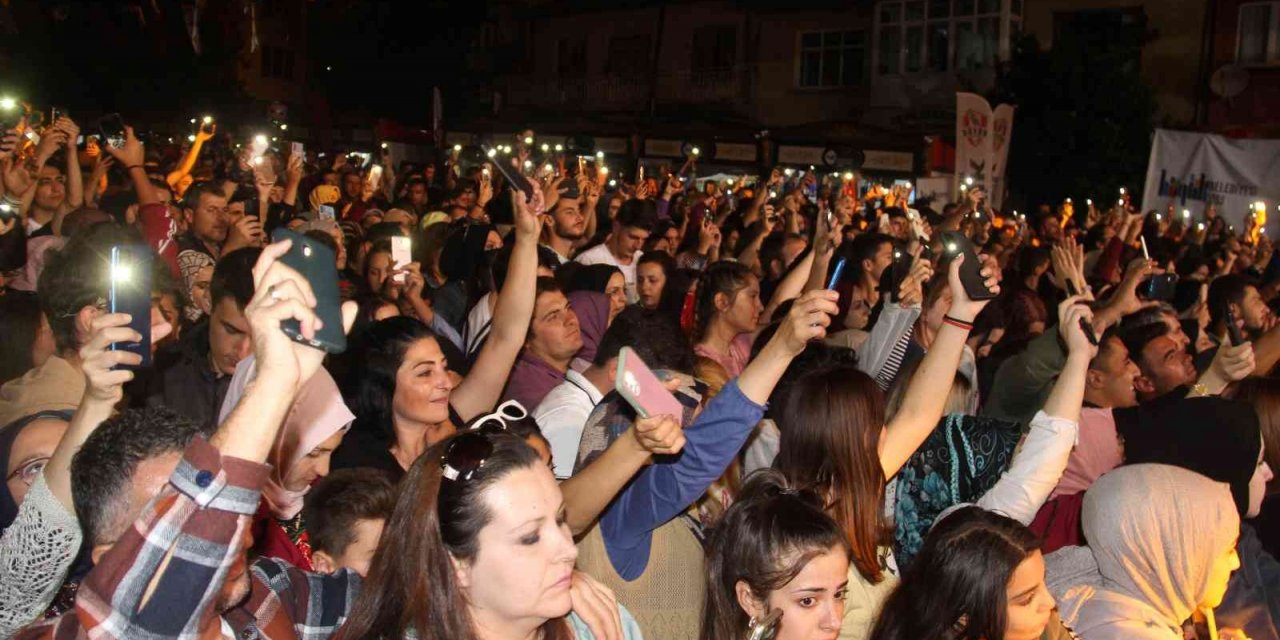 Manuş Baba Konya’da hayranlarıyla buluştu