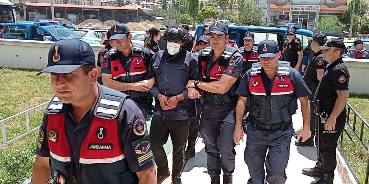Üç kişinin katili çoban adliyeye çelik yelek ve miğferle çıkartıldı