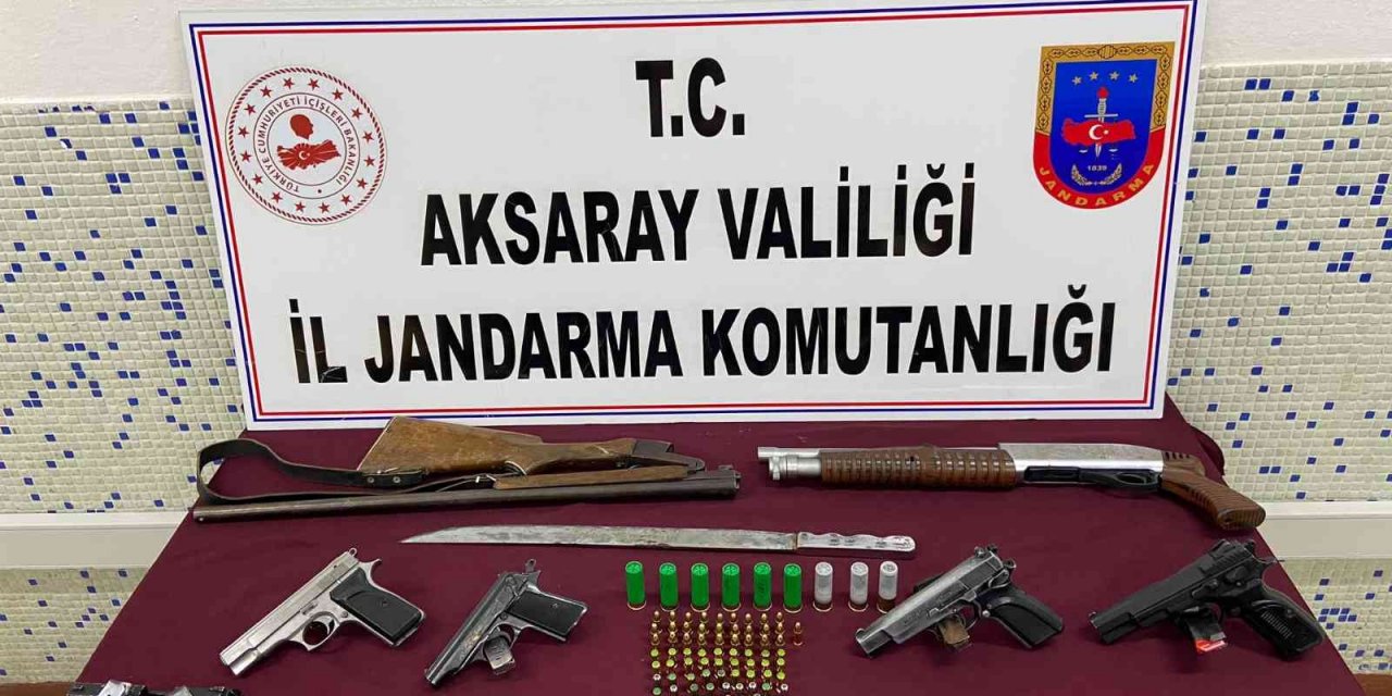 Aksaray’daki restoran baskınında çok sayıda silah ele geçirildi